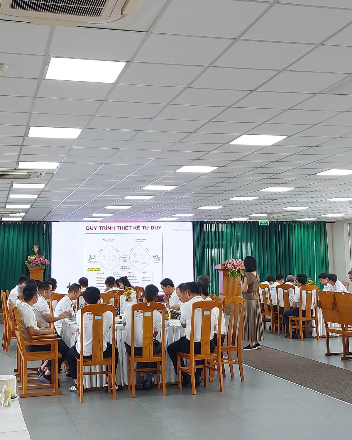 Hội trường học viên với slide Quy trình thiết kế tư duy