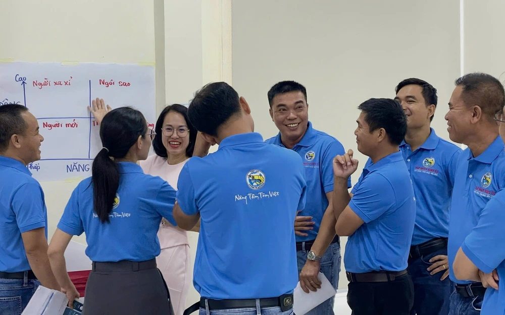 Yến Anh cùng nhóm học viên thảo luận trước bảng trắng