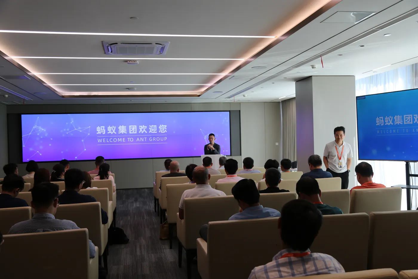Phiên làm việc với Ant Group trong chuyến đi Alibaba