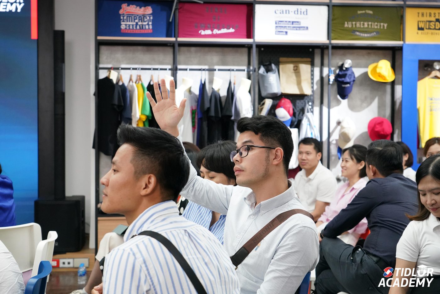 Học viên đặt câu hỏi trong phiên học tại Tidlor Academy